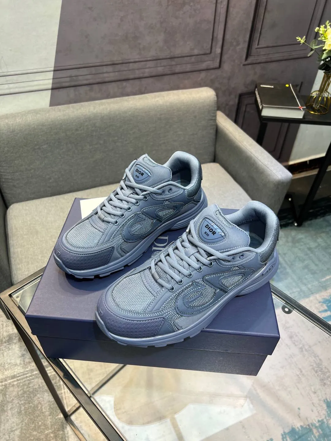Men's shoes 💰600 high version joint model 🍸 Dior Dior The Island co-branded B30 sneakers follow the trend of the retro market and are Dad Shoes style shoes. The Dior logo on the tongue also indicates that this pair of shoes is the B30 model! B30 uses fine-textured leather and mesh cloth materials to form a shoe body. There are conspicuous letters CD on both sides of the shoe body to indicate the identity. Many lines on the shoe body outline the details, making the shoes look less monotonous and full of retro flavor. ♺ Upper: Original customized technical fabric + mesh ♺ Inner lining: Original customized breathable lining ♺ Outsole: Original molded IP foam + TPU outsole ♺ Heel height: 3.5cm ♺Code number: 39-44 (45 46 customized)